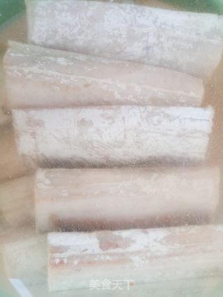浇汁带鱼的做法步骤：1
