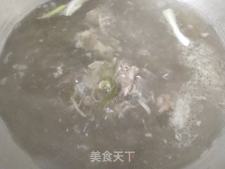 裙带菜排骨汤的做法步骤：2