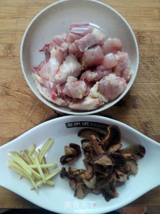 黄豆酱香菇蒸鸡的做法步骤：1