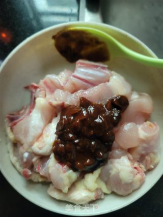 黄豆酱香菇蒸鸡的做法步骤：2