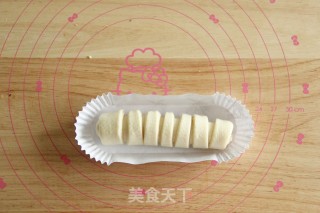松软带拉丝的一发毛毛虫肉松卷，快手咸味面包！早餐轻松安排！的做法步骤：11