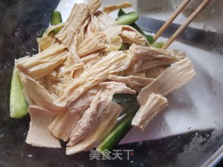腐竹木耳拌黄瓜的做法步骤：10
