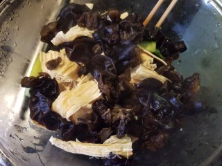 腐竹木耳拌黄瓜的做法步骤：13