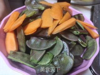 五花肉炒扁豆盖烧饭的做法步骤：2