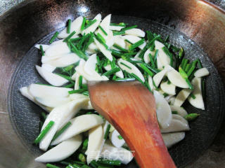 韭菜花蛏子炒茭白的做法步骤：5