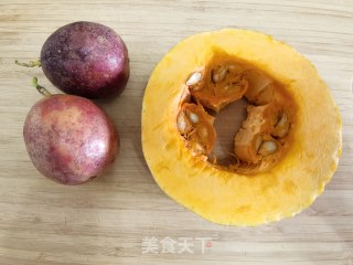 南瓜生吃，酸甜开胃解馋～百香果拌南瓜的做法步骤：1