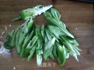 双鲜炒尖辣椒！的做法步骤：2
