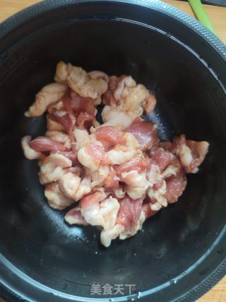 洋葱芹菜炒猪肉的做法步骤：1