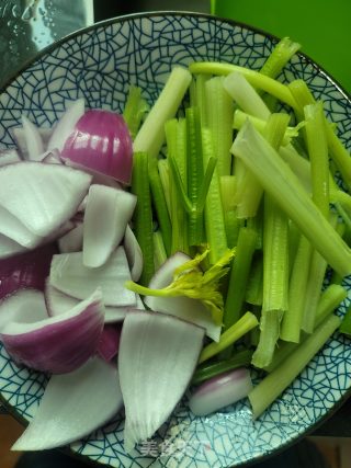 洋葱芹菜炒猪肉的做法步骤：3