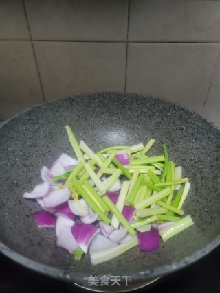 洋葱芹菜炒猪肉的做法步骤：6