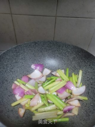 洋葱芹菜炒猪肉的做法步骤：7