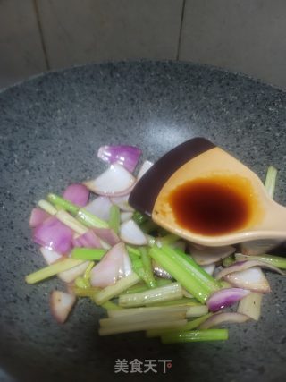 洋葱芹菜炒猪肉的做法步骤：8