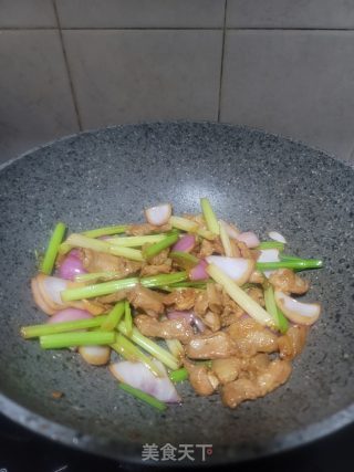 洋葱芹菜炒猪肉的做法步骤：9