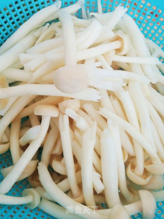 海鲜菇豆腐汆丸子的做法步骤：1