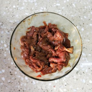 牛肉炒青椒的做法步骤：1