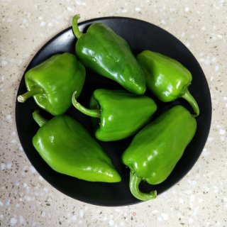 牛肉炒青椒的做法步骤：2