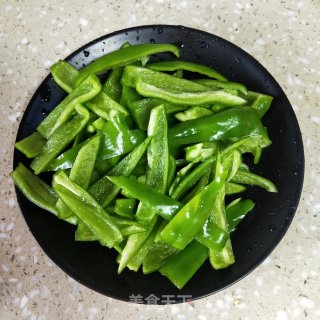 牛肉炒青椒的做法步骤：3