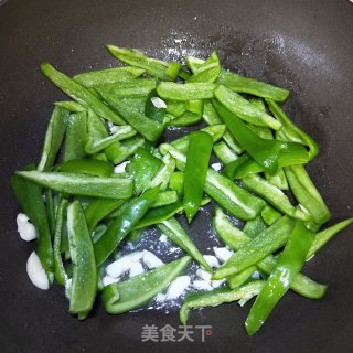 牛肉炒青椒的做法步骤：5