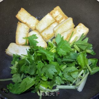 芹菜炒豆腐的做法步骤：5