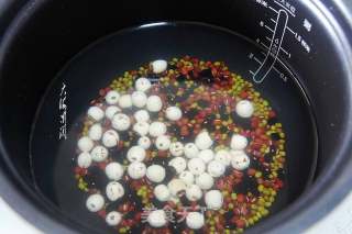 红豆莲子汤的做法步骤：4