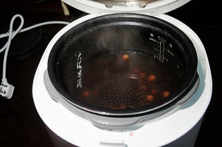 红豆莲子汤的做法步骤：6