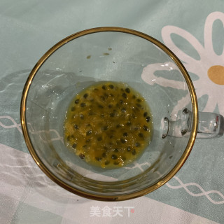 百香果柠檬蜂蜜水的做法步骤：2