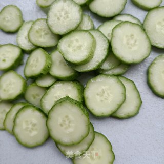 “清凉饮品”芹菜黄瓜汁的做法步骤：2