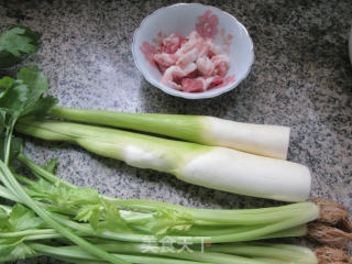 五花肉芹菜炒茭白的做法步骤：1