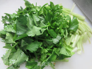 五花肉芹菜炒茭白的做法步骤：3