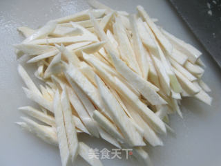 五花肉芹菜炒茭白的做法步骤：4