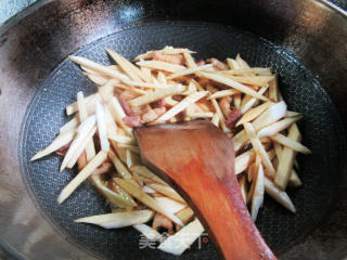 五花肉芹菜炒茭白的做法步骤：9