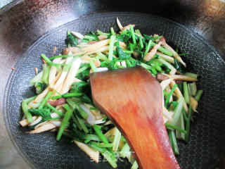 五花肉芹菜炒茭白的做法步骤：10