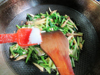 五花肉芹菜炒茭白的做法步骤：11