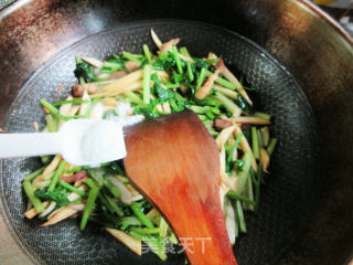 五花肉芹菜炒茭白的做法步骤：12