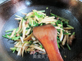 五花肉芹菜炒茭白的做法步骤：13