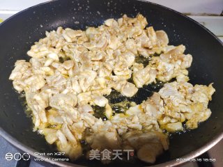 白菜炒鸡肉的做法步骤：3