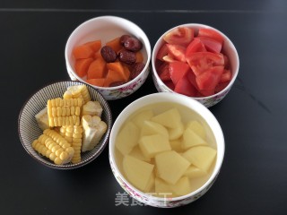 番茄排骨汤的做法步骤：1