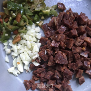 腊肠蛋炒饭的做法步骤：3