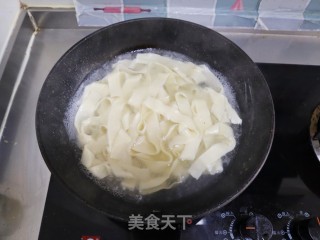 鸡蛋酱拌大碗宽面❗️吃起来真过瘾的做法步骤：7