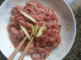 双椒炒牛肉的做法步骤：2