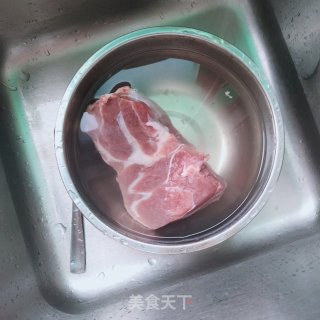 孜然羊肉的做法步骤：1