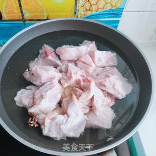 红烧龙骨的做法步骤：1