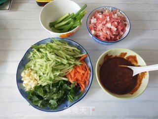 炸酱面的做法步骤：1