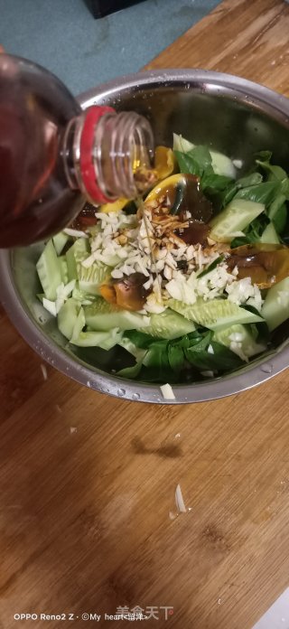变蛋拌黄瓜的做法步骤：12
