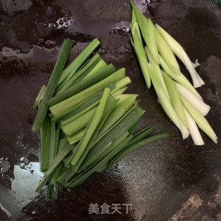 蒜苗炒肉饼的做法步骤：2