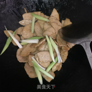 蒜苗炒肉饼的做法步骤：7