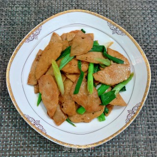 蒜苗炒肉饼的做法步骤：9