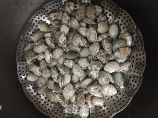 盐蒸花甲的做法步骤：2