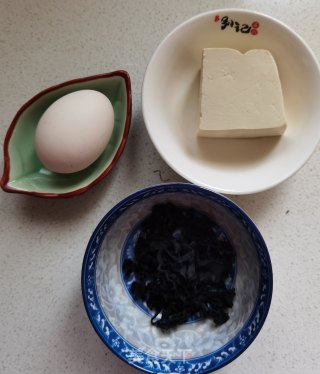 裙带菜豆腐蛋花汤的做法步骤：1