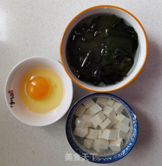 裙带菜豆腐蛋花汤的做法步骤：2